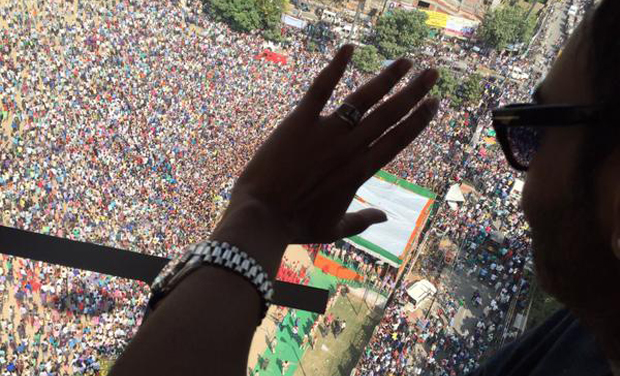 Ajay Devgn waving to the crowds in Bihar Shariff (Photo: Twitter) Ajay Devgn waving to the crowds in Bihar Shariff (Photo: Twitter)